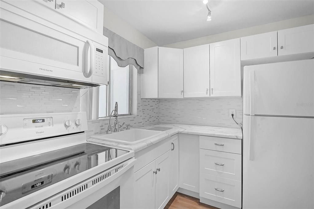 For Sale: $105,000 (2 beds, 1 baths, 726 Square Feet)