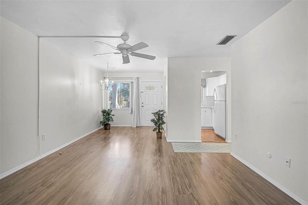 For Sale: $105,000 (2 beds, 1 baths, 726 Square Feet)