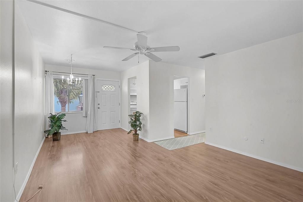 For Sale: $105,000 (2 beds, 1 baths, 726 Square Feet)