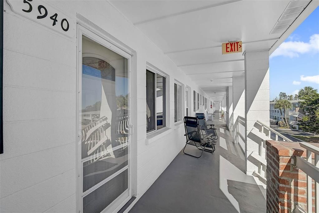 For Sale: $105,000 (2 beds, 1 baths, 726 Square Feet)