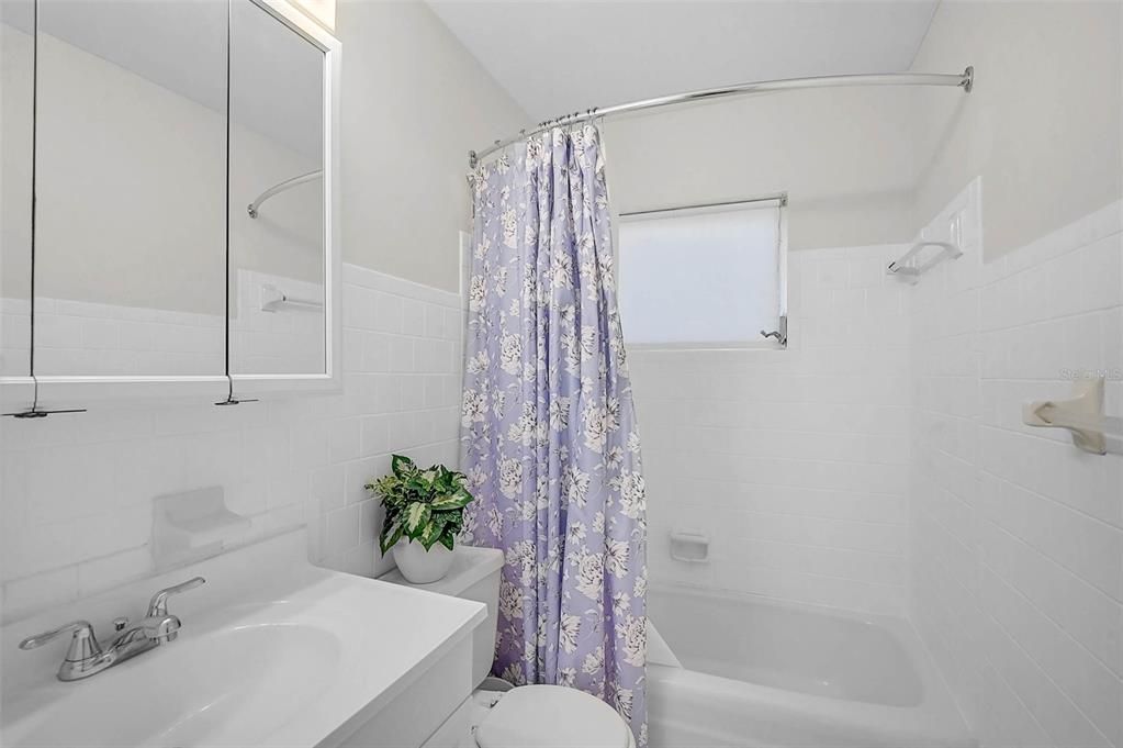 For Sale: $105,000 (2 beds, 1 baths, 726 Square Feet)