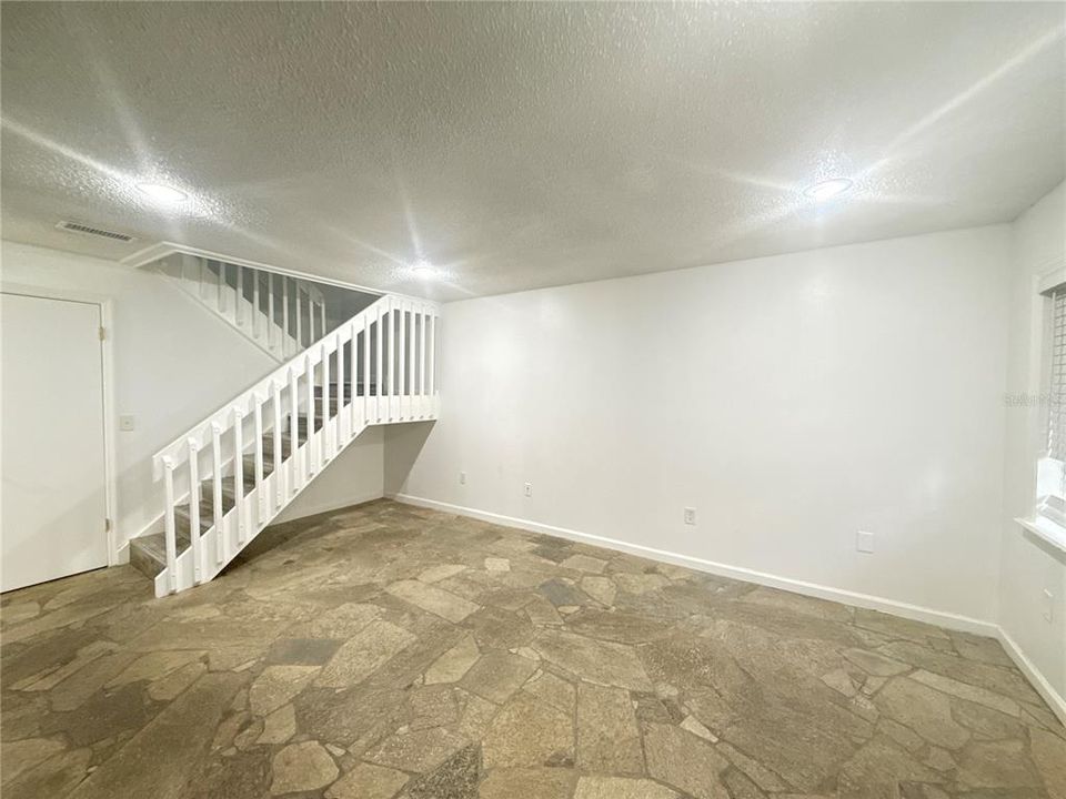 For Rent: $1,600 (2 beds, 1 baths, 1061 Square Feet)