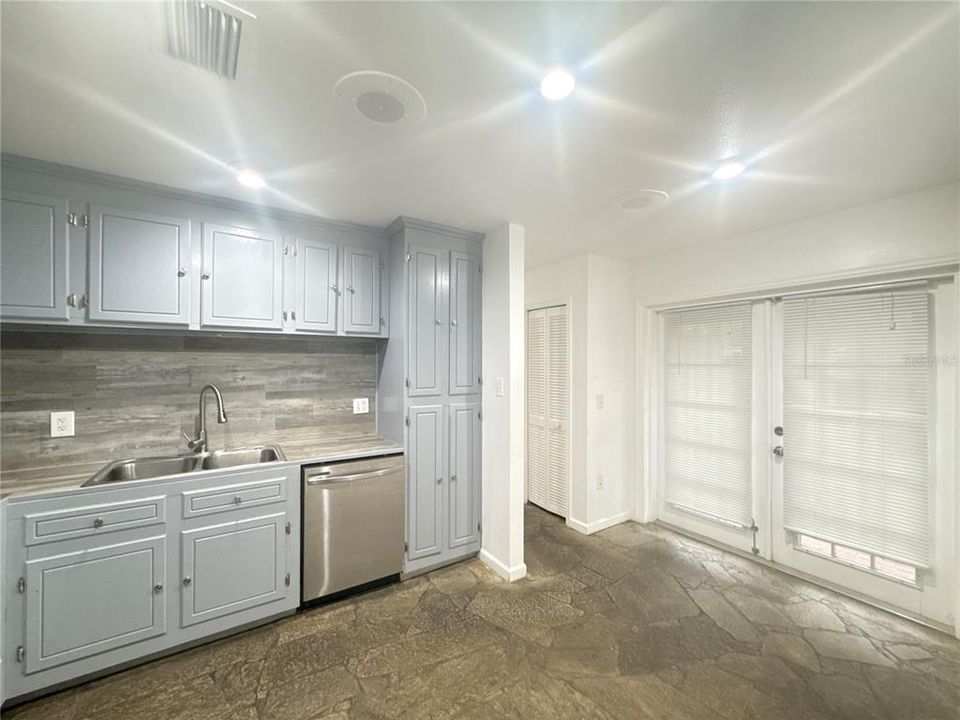 For Rent: $1,600 (2 beds, 1 baths, 1061 Square Feet)