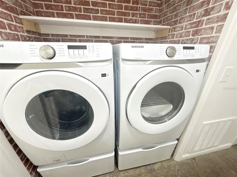For Rent: $1,600 (2 beds, 1 baths, 1061 Square Feet)