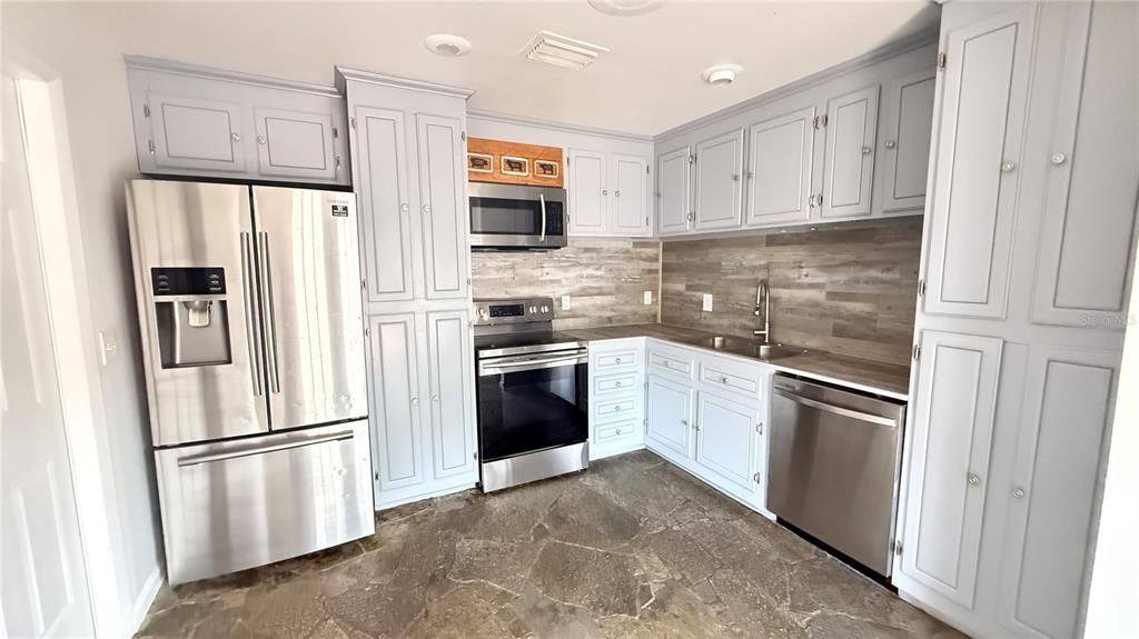 For Rent: $1,600 (2 beds, 1 baths, 1061 Square Feet)