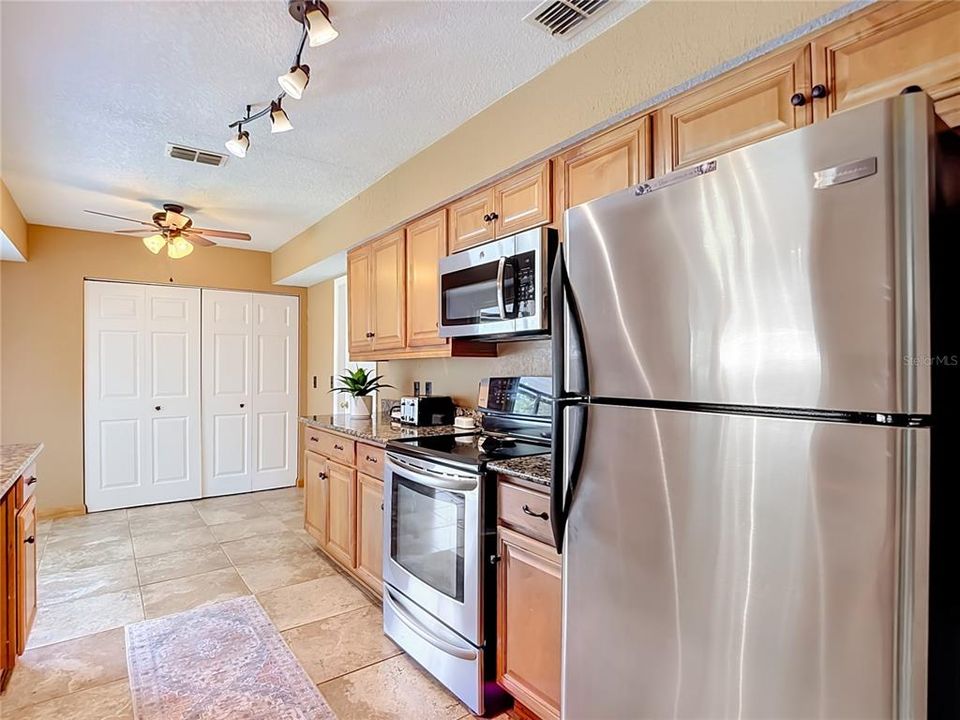 Activo con contrato: $405,000 (3 camas, 2 baños, 1429 Pies cuadrados)