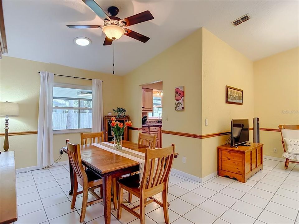 Activo con contrato: $405,000 (3 camas, 2 baños, 1429 Pies cuadrados)