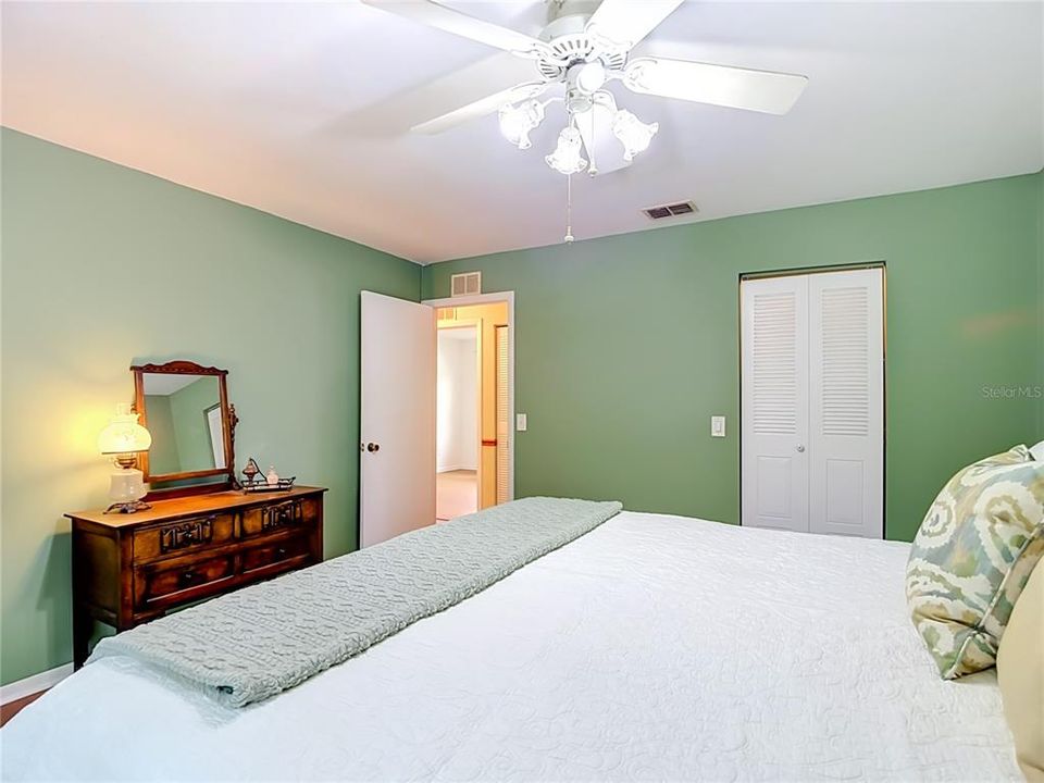 Activo con contrato: $405,000 (3 camas, 2 baños, 1429 Pies cuadrados)