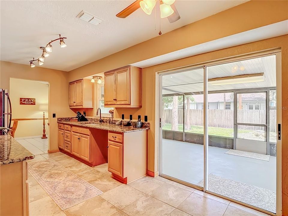 Activo con contrato: $405,000 (3 camas, 2 baños, 1429 Pies cuadrados)