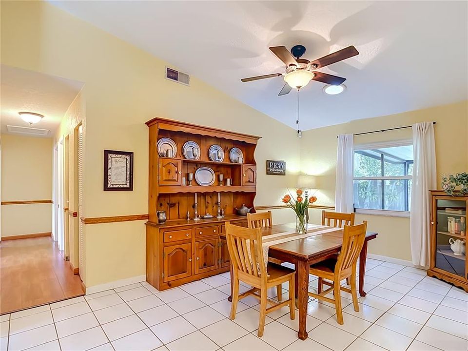 Activo con contrato: $405,000 (3 camas, 2 baños, 1429 Pies cuadrados)