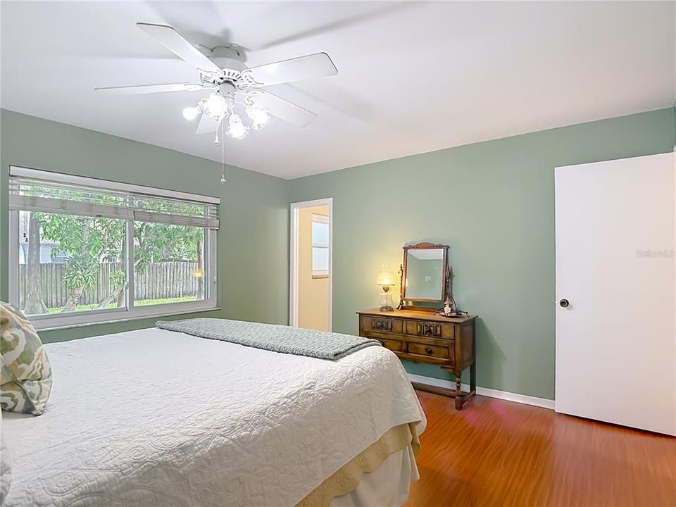 Activo con contrato: $405,000 (3 camas, 2 baños, 1429 Pies cuadrados)