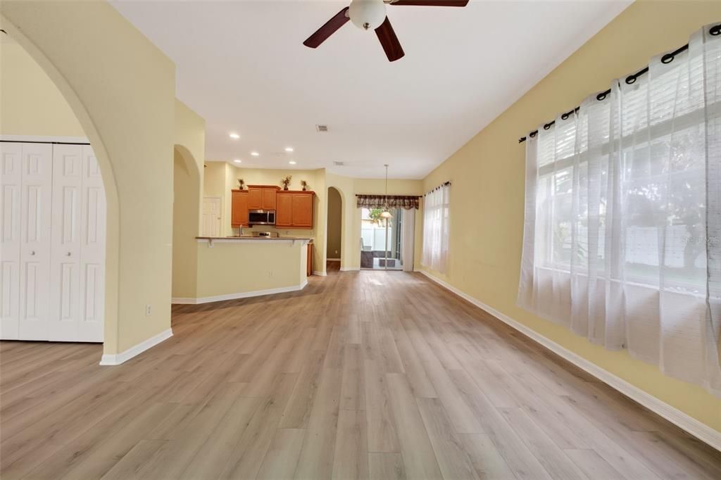 En Venta: $524,900 (4 camas, 3 baños, 2393 Pies cuadrados)