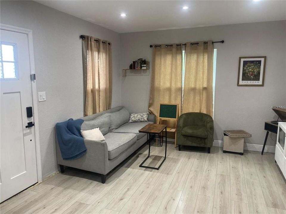 На продажу: $279,990 (2 спален, 1 ванн, 818 Квадратных фут)