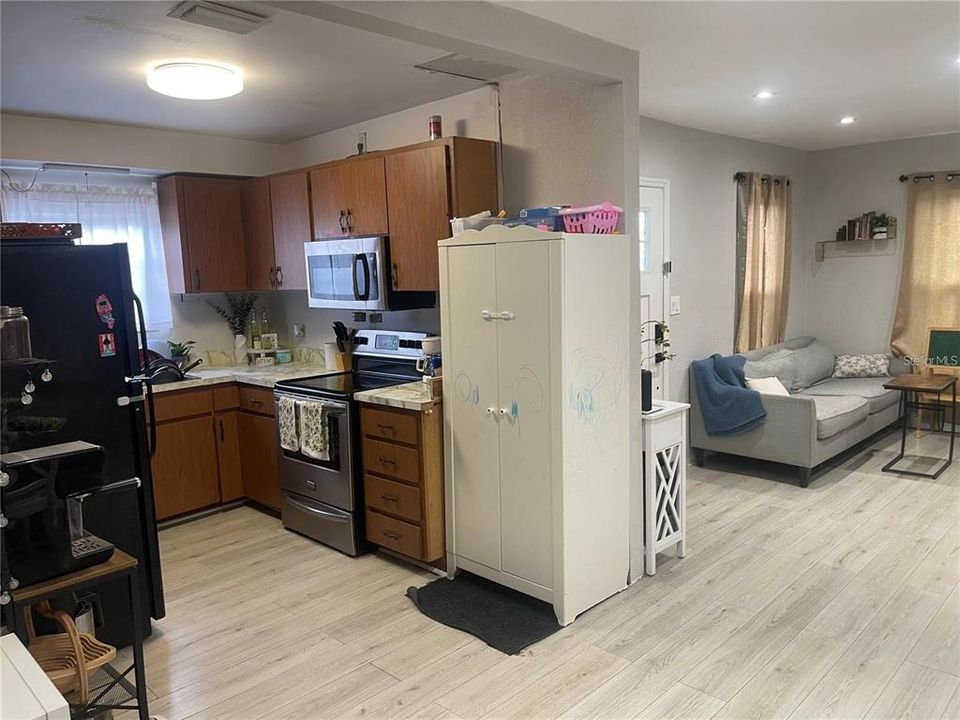На продажу: $279,990 (2 спален, 1 ванн, 818 Квадратных фут)