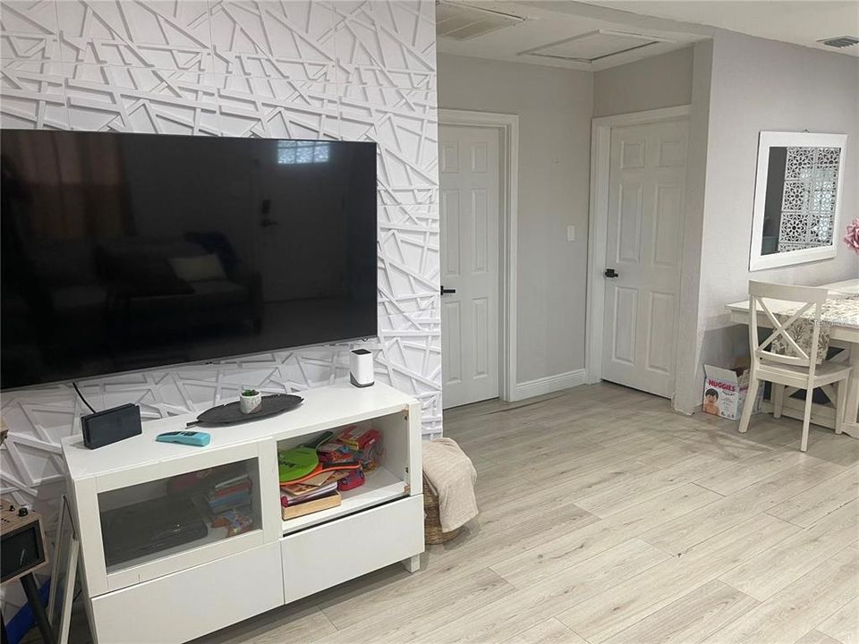 На продажу: $279,990 (2 спален, 1 ванн, 818 Квадратных фут)