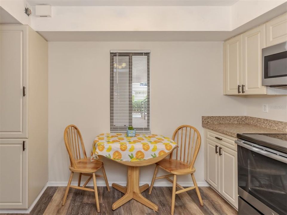 For Sale: $184,900 (2 beds, 2 baths, 1120 Square Feet)