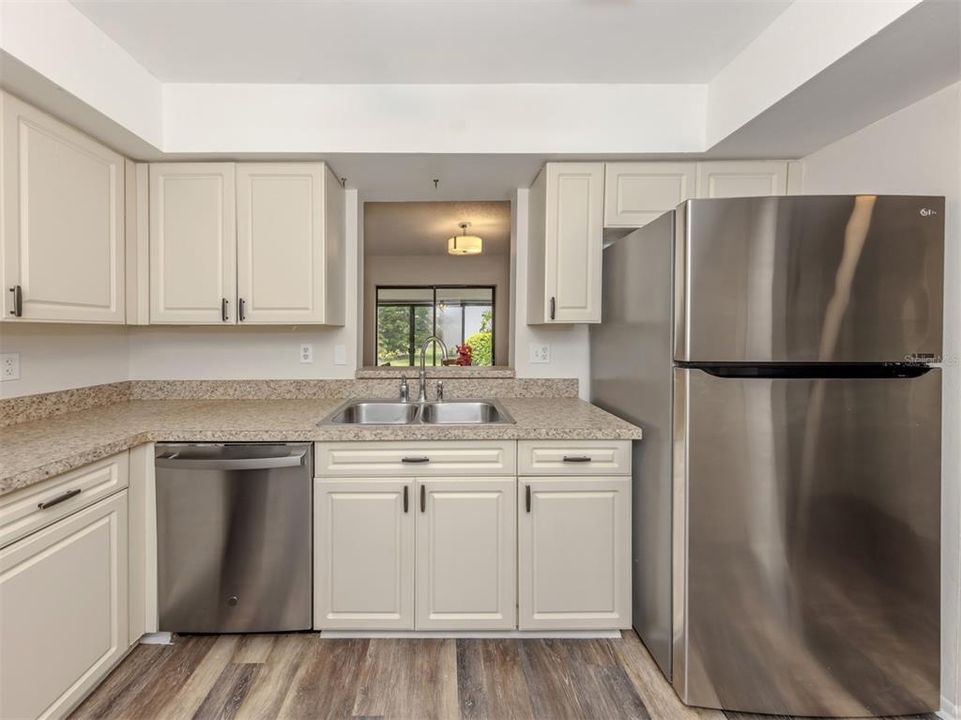 For Sale: $184,900 (2 beds, 2 baths, 1120 Square Feet)