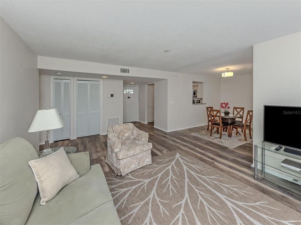 For Sale: $184,900 (2 beds, 2 baths, 1120 Square Feet)