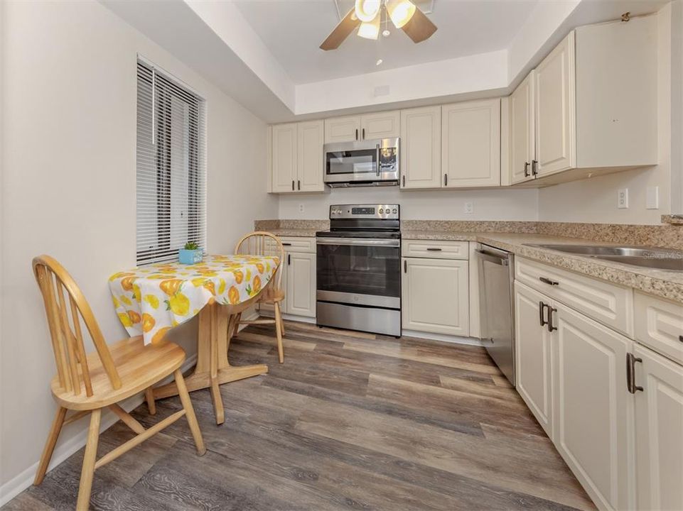 For Sale: $184,900 (2 beds, 2 baths, 1120 Square Feet)