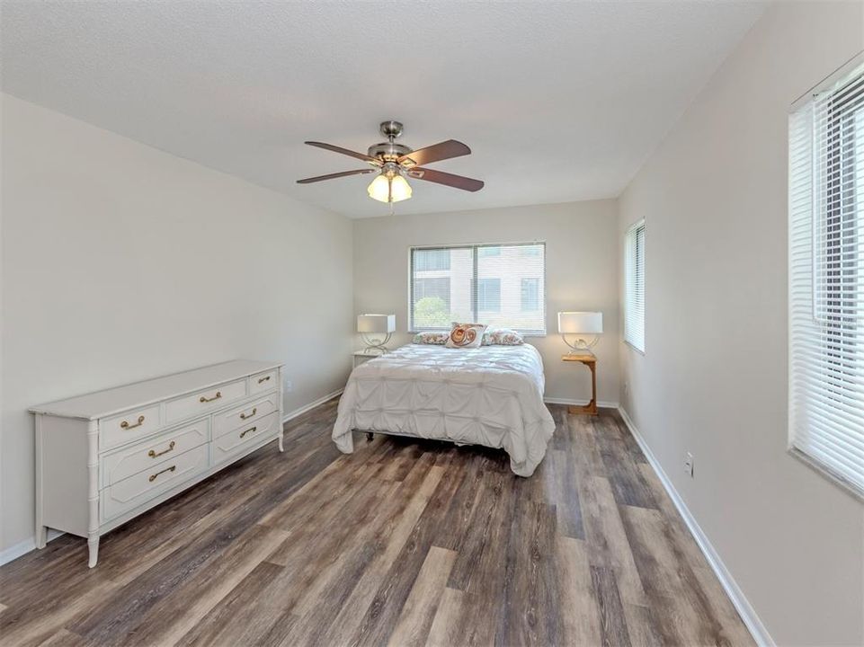 For Sale: $184,900 (2 beds, 2 baths, 1120 Square Feet)