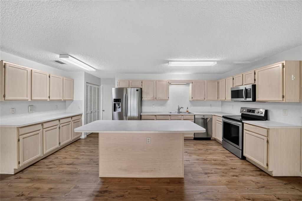 На продажу: $199,900 (2 спален, 2 ванн, 1748 Квадратных фут)