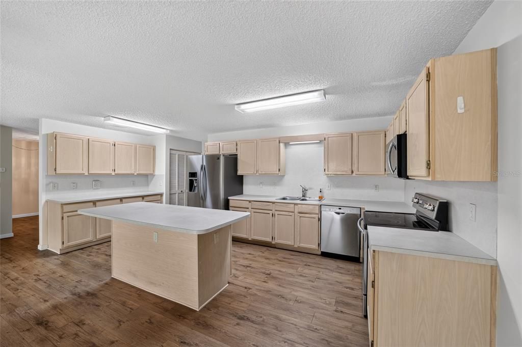 На продажу: $199,900 (2 спален, 2 ванн, 1748 Квадратных фут)