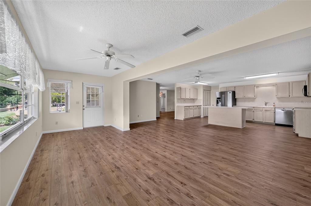 На продажу: $199,900 (2 спален, 2 ванн, 1748 Квадратных фут)