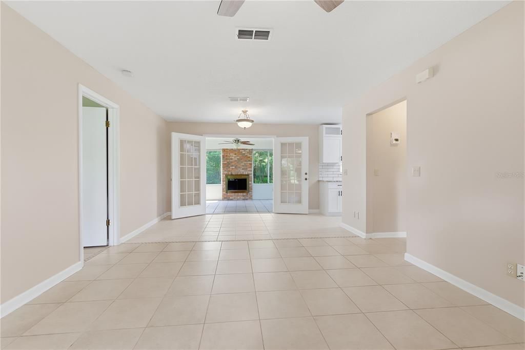 For Sale: $324,900 (2 beds, 2 baths, 960 Square Feet)