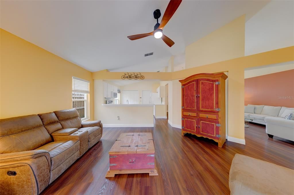 Activo con contrato: $430,000 (3 camas, 2 baños, 1714 Pies cuadrados)