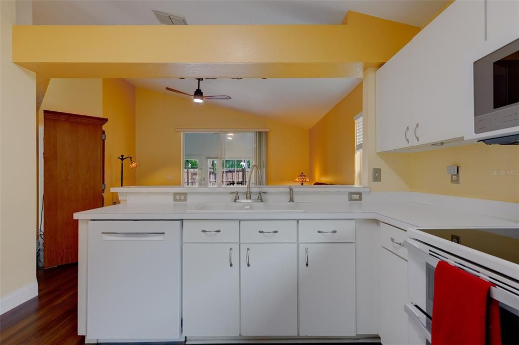 Activo con contrato: $430,000 (3 camas, 2 baños, 1714 Pies cuadrados)