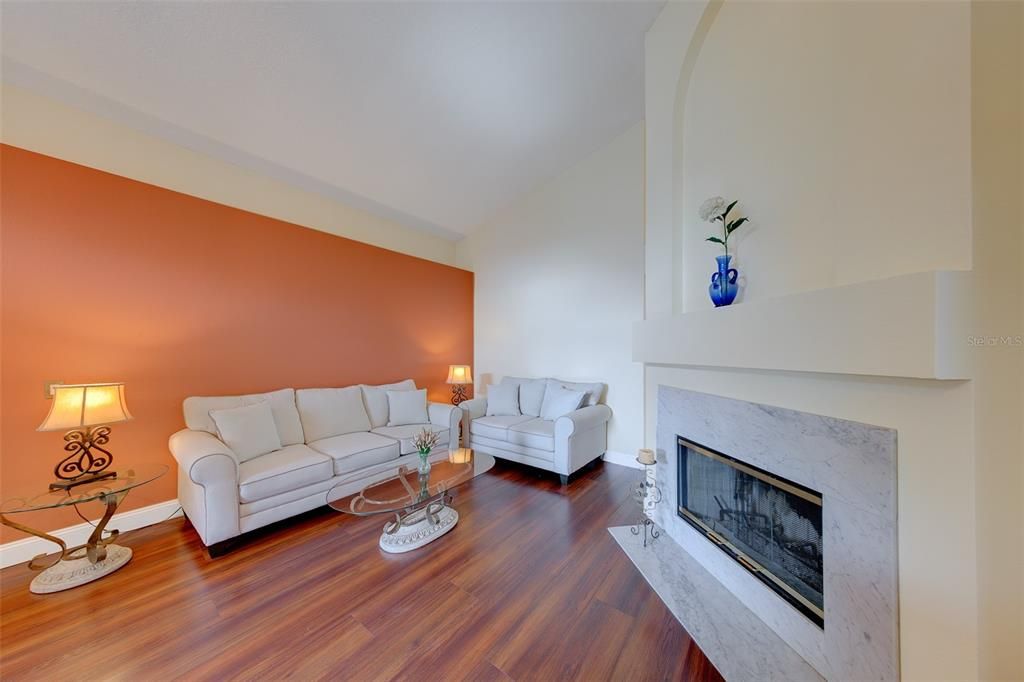 Activo con contrato: $430,000 (3 camas, 2 baños, 1714 Pies cuadrados)