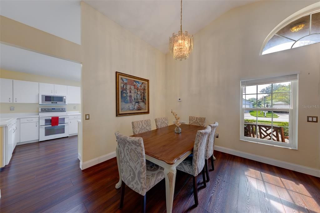 Activo con contrato: $430,000 (3 camas, 2 baños, 1714 Pies cuadrados)