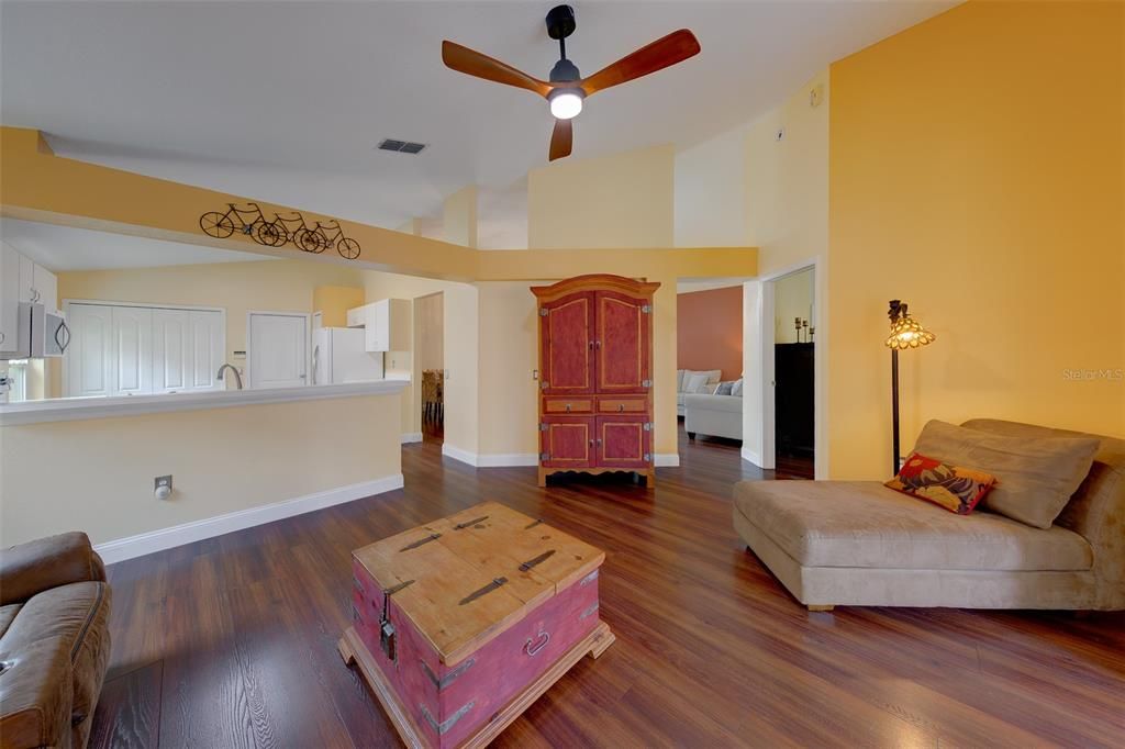 Activo con contrato: $430,000 (3 camas, 2 baños, 1714 Pies cuadrados)
