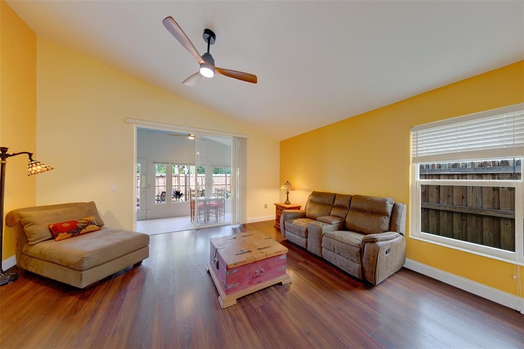 Activo con contrato: $430,000 (3 camas, 2 baños, 1714 Pies cuadrados)
