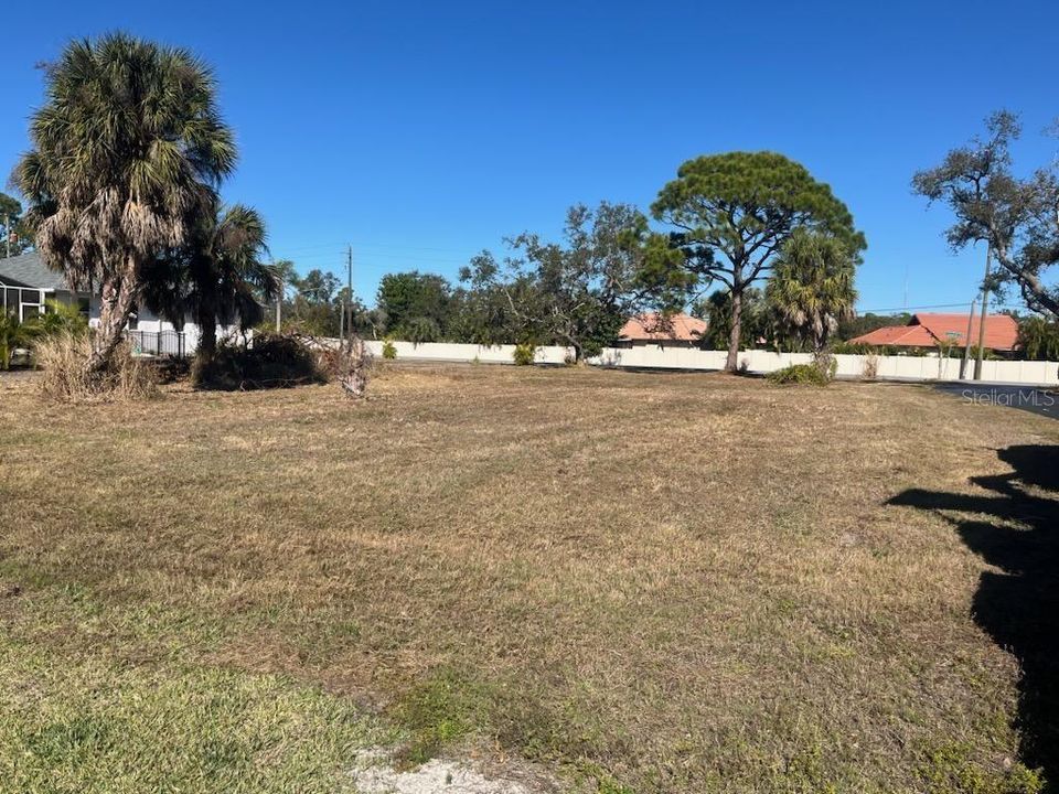 На продажу: $450,000 (0.51 acres)