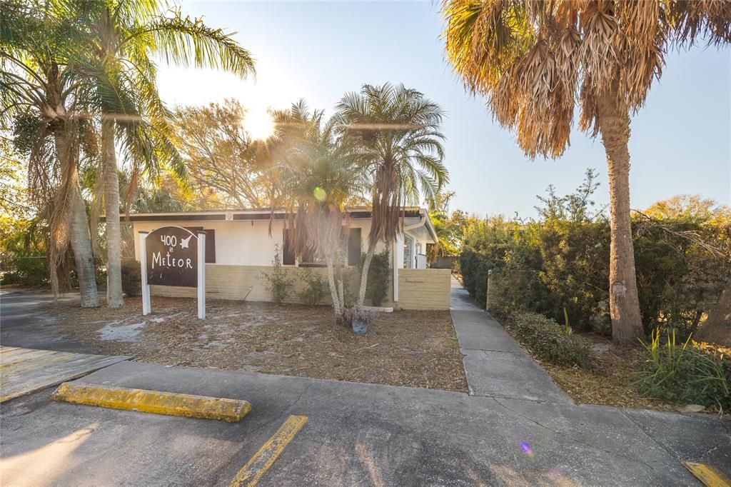 For Rent: $1,400 (1 beds, 2 baths, 900 Square Feet)