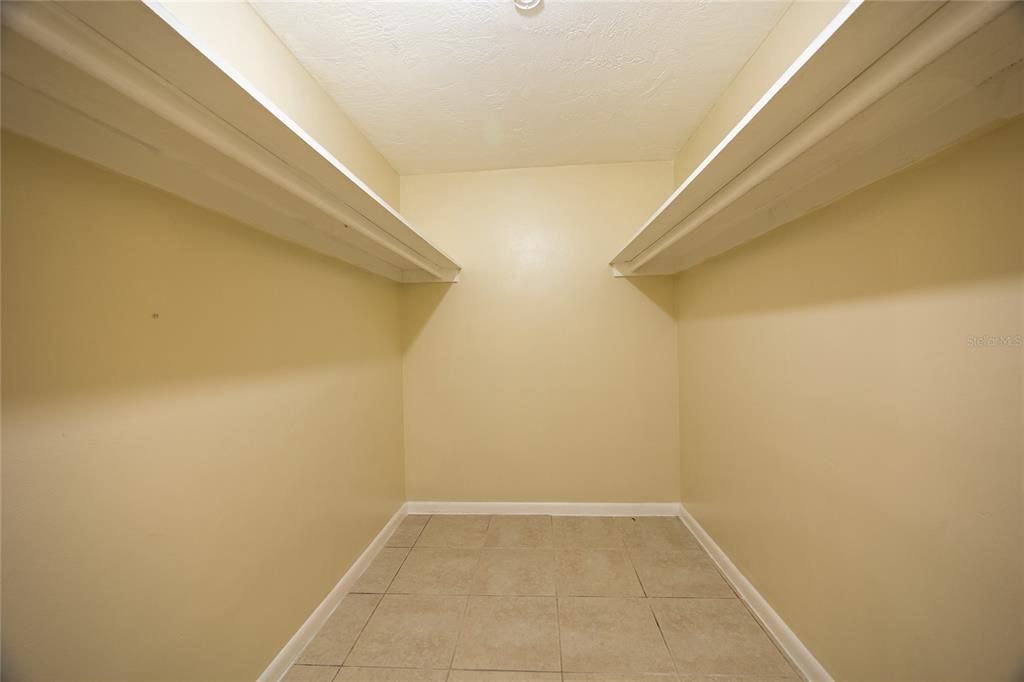 For Rent: $1,400 (1 beds, 2 baths, 900 Square Feet)