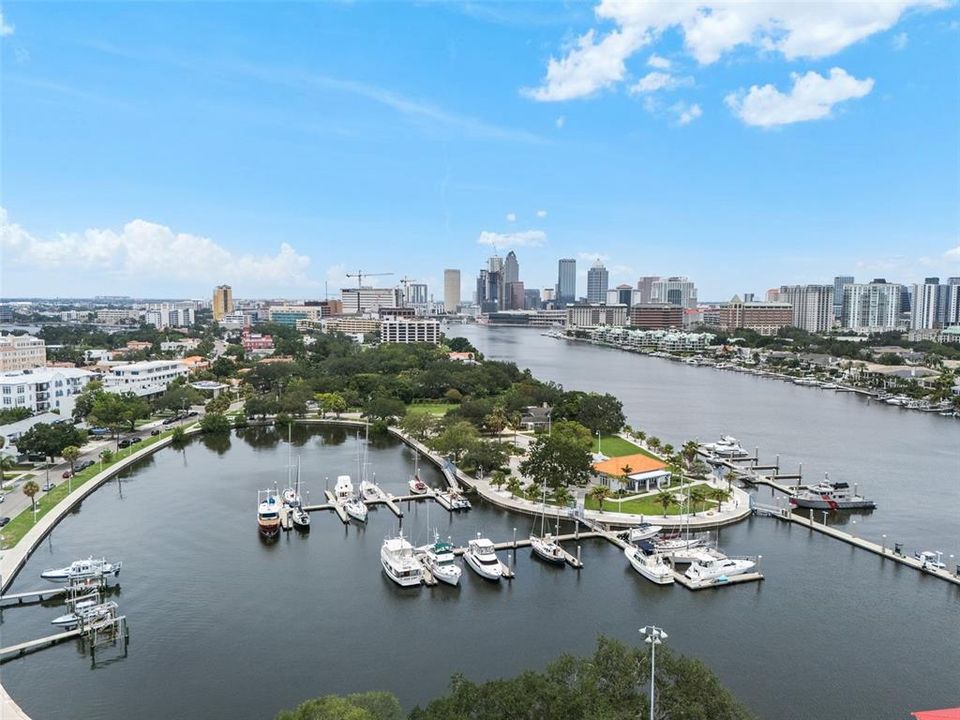 Activo con contrato: $1,050,000 (4 camas, 3 baños, 2242 Pies cuadrados)