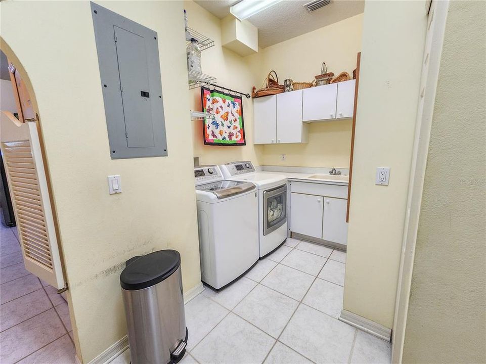 For Sale: $899,900 (6 beds, 6 baths, 3860 Square Feet)