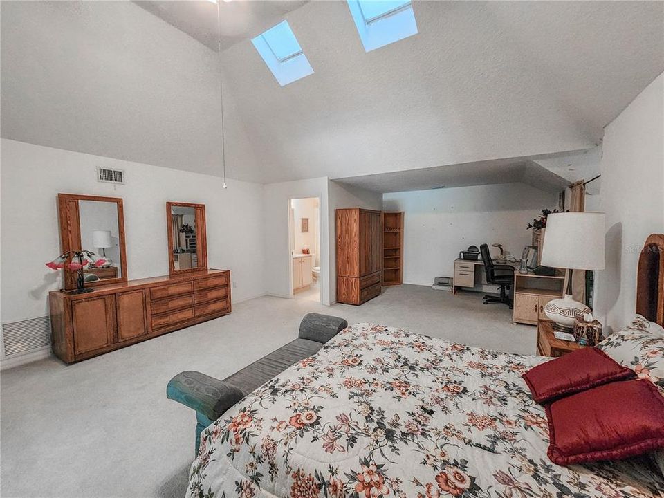 For Sale: $899,900 (6 beds, 6 baths, 3860 Square Feet)