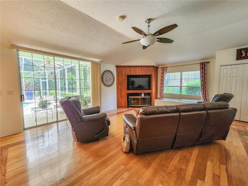 For Sale: $899,900 (6 beds, 6 baths, 3860 Square Feet)