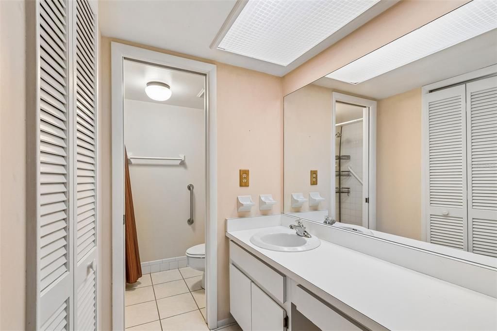 На продажу: $149,900 (2 спален, 2 ванн, 1094 Квадратных фут)