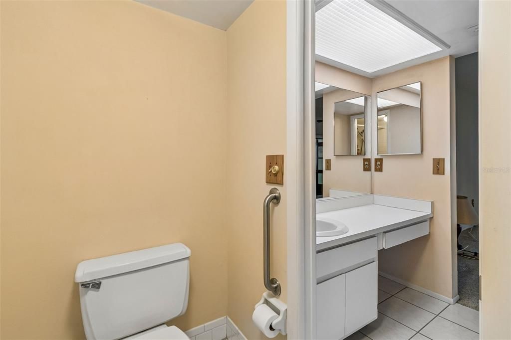 На продажу: $149,900 (2 спален, 2 ванн, 1094 Квадратных фут)