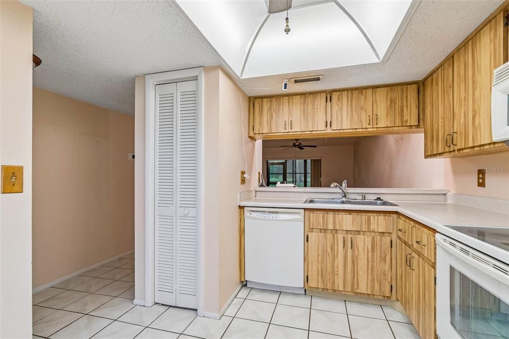 На продажу: $149,900 (2 спален, 2 ванн, 1094 Квадратных фут)