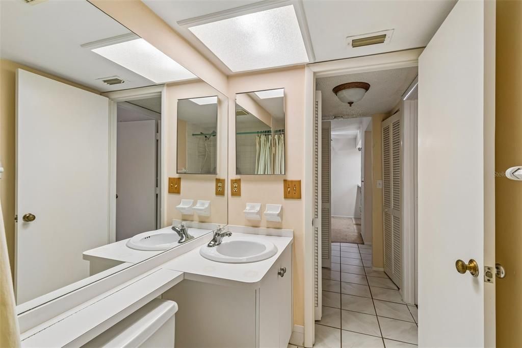 На продажу: $149,900 (2 спален, 2 ванн, 1094 Квадратных фут)