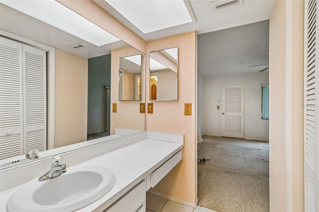 На продажу: $149,900 (2 спален, 2 ванн, 1094 Квадратных фут)