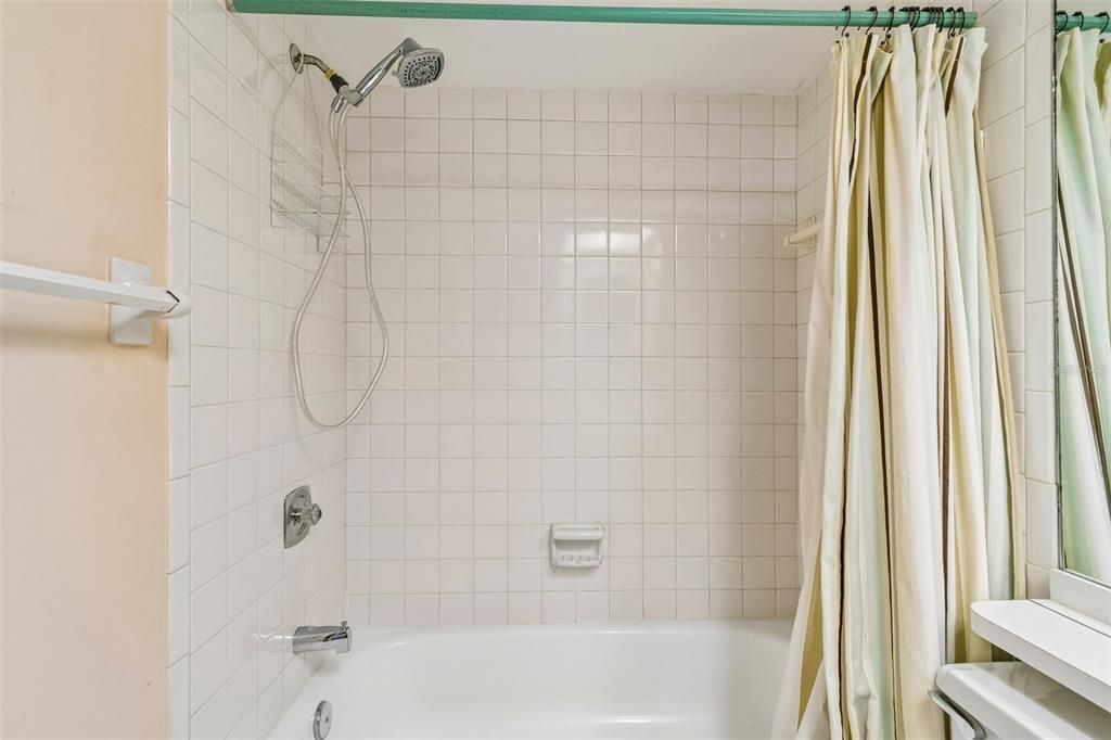 На продажу: $149,900 (2 спален, 2 ванн, 1094 Квадратных фут)