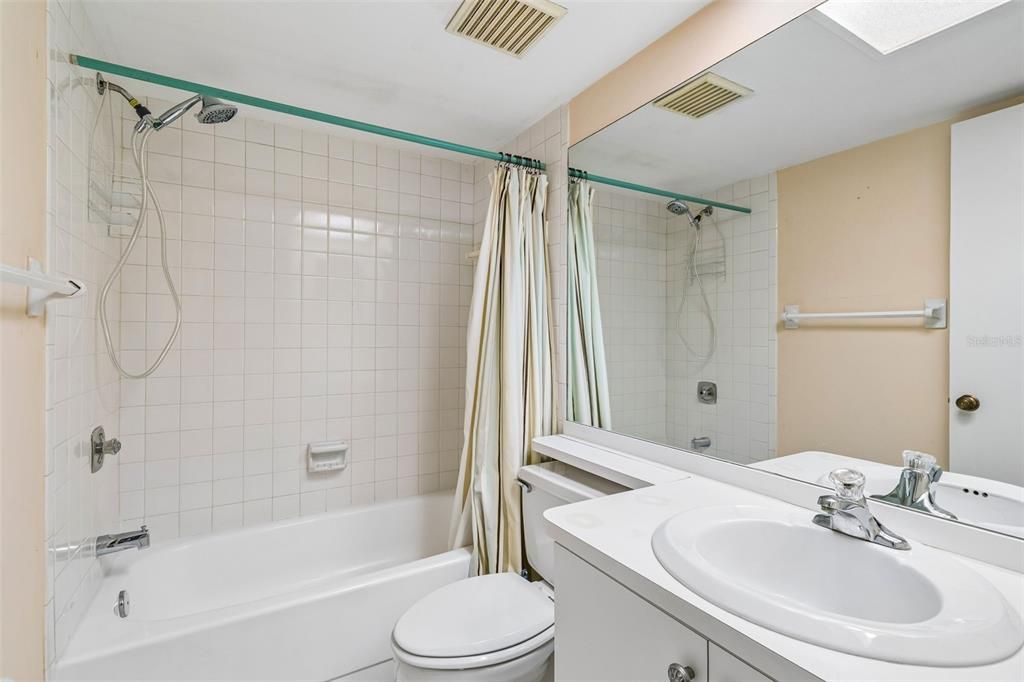 На продажу: $149,900 (2 спален, 2 ванн, 1094 Квадратных фут)