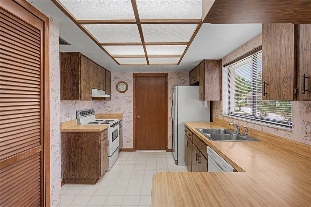 For Sale: $359,000 (3 beds, 2 baths, 1337 Square Feet)