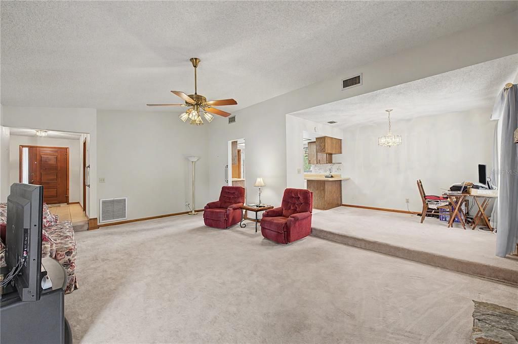 For Sale: $359,000 (3 beds, 2 baths, 1337 Square Feet)